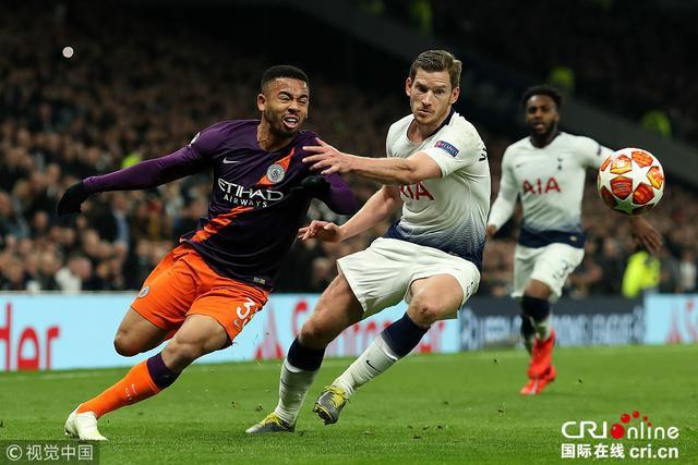 三连冠！上海海港加冕2025赛季中超冠军，摘下队史中超第四星