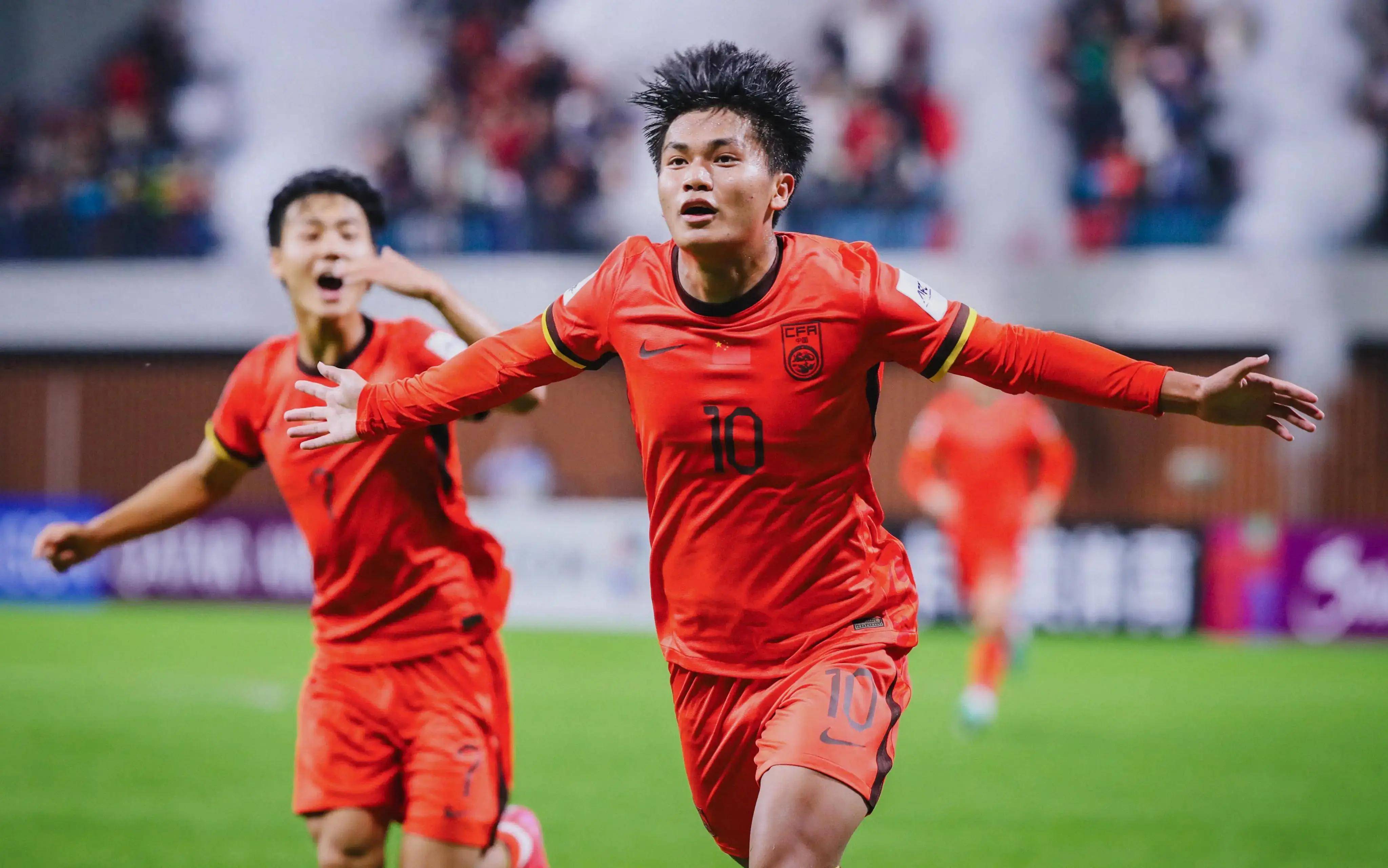 两人传接球，第三人要动 国际米兰这场比赛中有大量的“第三人动” 战术视角