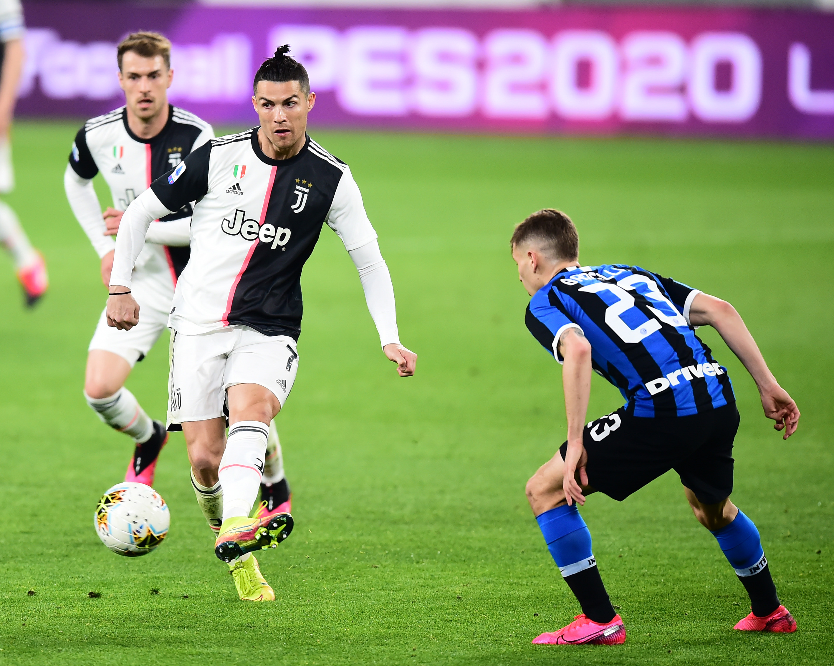 图片报：西蒙斯因抱怨颈痛缺席昨日合练，很可能缺战今日比赛