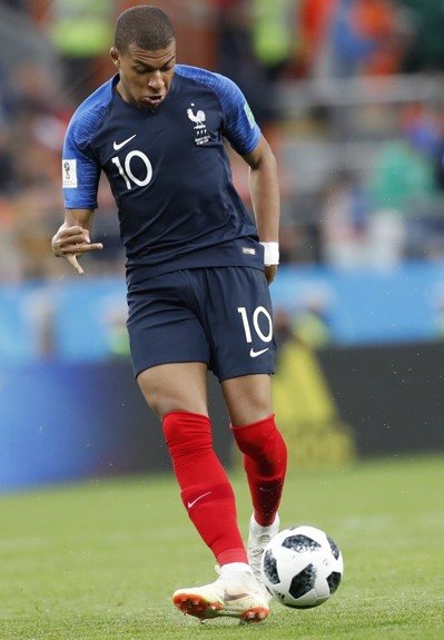 德天空：那不勒斯想签弗赖堡中场曼赞比顶替受伤的德布劳内