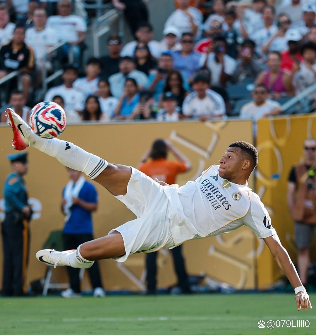 皇马3000万中卫重伤4个月！阿隆索哭晕：生死战后防6将养伤+2人染红